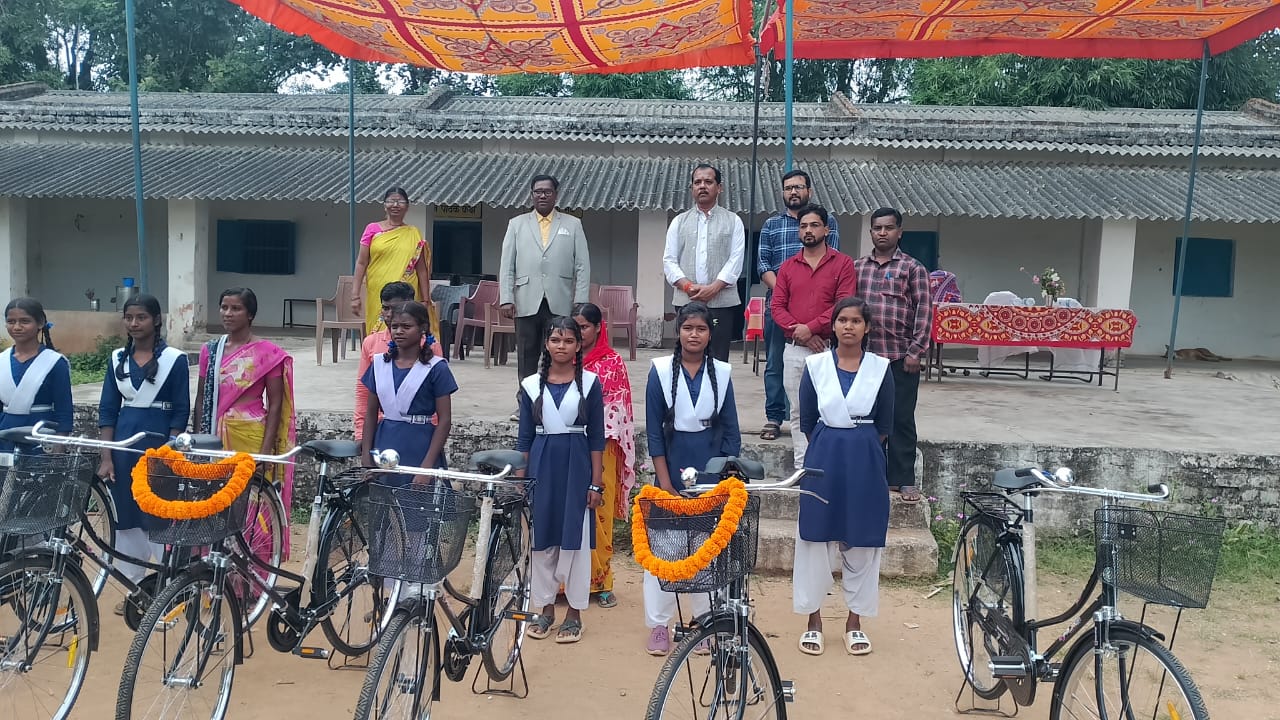छत्तीसगढ़ शासन की सरस्वती साइकल योजना के तहत सायकल वितरण कार्यक्रम में 11 छात्राओं को दी गई सायकल